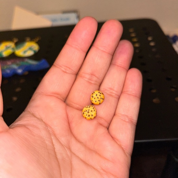 Cute Chocolate chip cookie 🍪 earrings - Picture 2 of 9